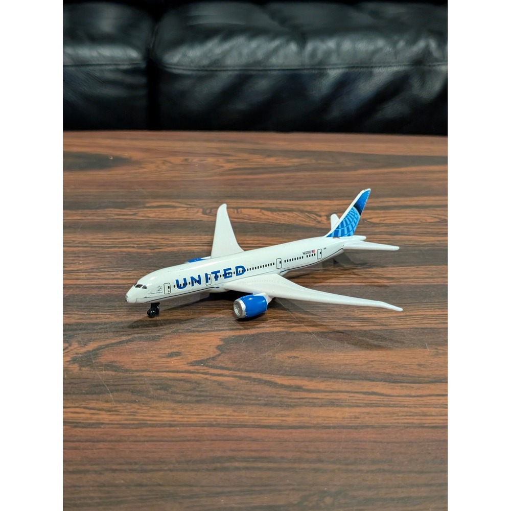 Daron United Airlines Boeing 787-9 Dreamliner Die-Cast Model N20910 White Blue